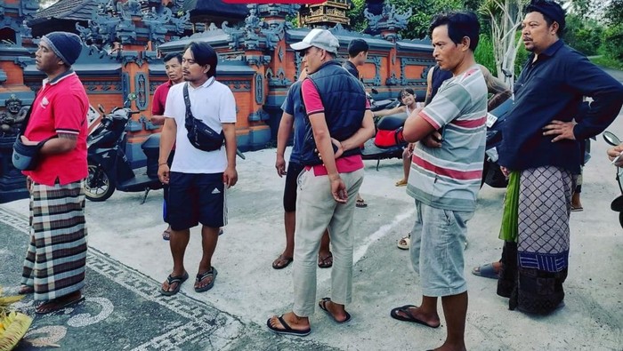 Warga saat berkumpul di lokasi penjambretan kalung emas milik warga Pempatan, Kecamatan Rendang, Karangasem, Selasa (8/10/2025). (dok. Perbekel Pempatan)