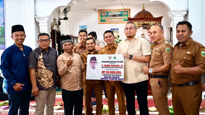 Perkuat Infrastruktur, Andre Rosiade Serahkan Bantuan ke Masjid di Solok
