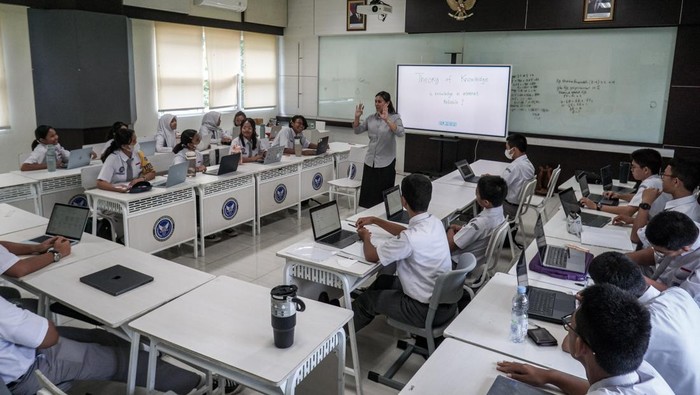 Siswa mengikuti kegiatan belajar mengajar di SMA Pradita Dirgantara, Boyolali, Jawa Tengah, Selasa (7/10/2025). Pemerintah akan mengenalkan secara serentak Sekolah Garuda pada 8 Oktober 2025 yang terdiri dari 12 Sekolah Garuda Transformasi dan empat 