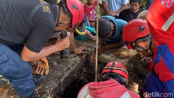 Petugas saat melakukan evakuasi kakek yang meninggal dunia usai tercebur sumur di Beji, Ngawen, Gunungkidul, Rabu (8/10/2025).