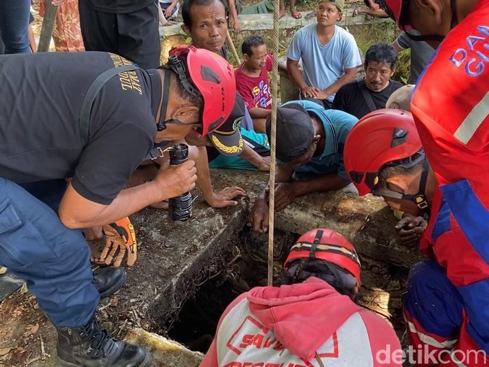 Petugas saat melakukan evakuasi kakek yang meninggal dunia usai tercebur sumur di Beji, Ngawen, Gunungkidul, Rabu (8/10/2025).