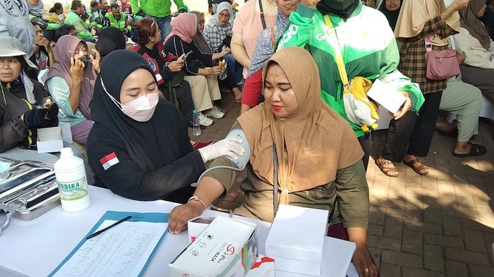 Polda Metro Jaya menggelar baksi kesehatan dan sosial di Cakung, Jaktim.
