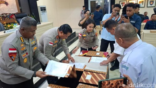 Polda NTT bersama stakeholde menandatangani perjanjian kerja sama penegakan hukum dan pengamanan rantai pasok pangan di Mapolda NTT, Rabu (8/10/2025).