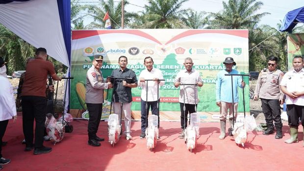 Polda Riau menggelar penanaman jagung secara serentak di Kabupaten Bengkalis. Polda Riau menggelar penanaman jagung secara serentak di Kabupaten Bengkalis. Kegiatan ini dipimpin langsung oleh Kapolda Irjen Herry Heryawan.