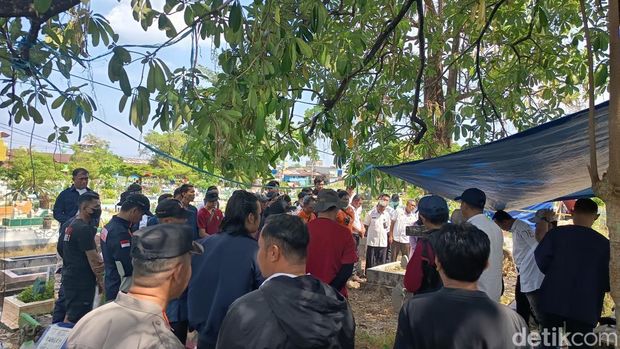 Polisi melakukan ekshumasi atau pembongkaran makam wanita di Makassar yang diduga tewas dianiaya suami.