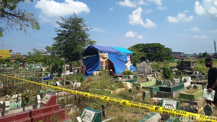 Polisi melakukan ekshumasi atau pembongkaran makam wanita di Makassar yang diduga tewas dianiaya suami.