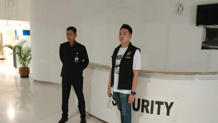Polisi melakukan pengecekan di sekolah internasional di Kelapa Gading, Jakut usai adanya ancaman bom, Rabu (8/10/2025) dini hari.