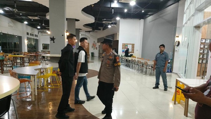 Polisi melakukan pengecekan di sekolah internasional di Kelapa Gading, Jakut usai adanya ancaman bom, Rabu (8/10/2025) dini hari.