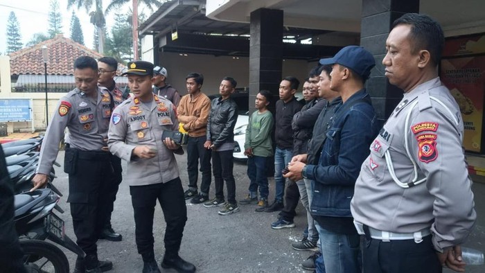 Polisi saat amankan mata elang