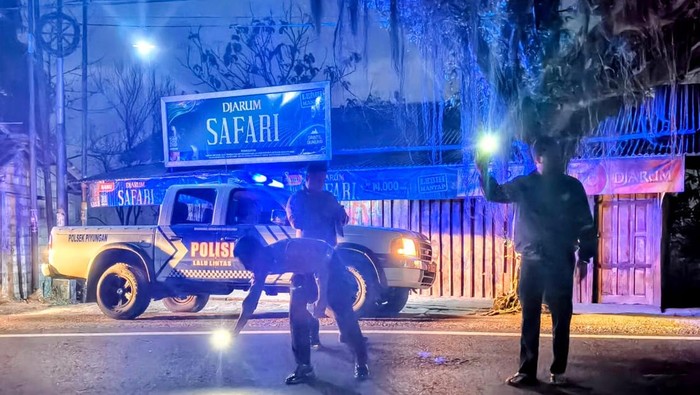 Polisi saat melakukan olah TKP di lokasi tabrak lari Jalan Jogja-Wonosari, Piyungan, Bantul.