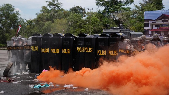 Polres Bengkalis menggelar simulasi pengamanan aksi anarkisme. (dok. Polres Bengkalis)