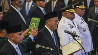Ketua Dewan Komisioner (DK) Lembaga Penjamin Simpanan (LPS) Anggito Abimanyu (kedua kiri) membacakan sumpah jabatan saat acara pelantikan di Istana Negara. Presiden melantik Ketua DK LPS merangkap anggota Anggito Abimanyu, Wakil Ketua DK LPS merangkap anggota Farid Azhar Nasution dan anggota DK LPS Doddy Zulverdi, Ferdinan Dwikaroja Purba, Suminto, Aida S Budiman. Foto: ANTARA FOTO/Galih Pradipta