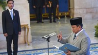 Prabowo memandu para pejabat baru untuk mengucapkan sumpah jabatan. Foto: ANTARA FOTO/Galih Pradipta
