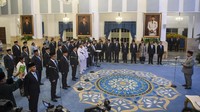 Presiden Prabowo Subianto (kanan) membacakan sumpah jabatan saat pelantikan di Istana Negara, Jakarta, Rabu (8/10/2025). Presiden Prabowo melantik Wakil Menteri Dalam Negeri Ahmad Wiyagus, Wakil Meter Kesehatan Benjamin Paulus Octavianus, Kepala Badan Pengaturan (BP) BUMN Dony Oskaria, Wakil Kepala BP BUMN Aminudin Maruf dan Teddy Barata, Asisten Khusus Presiden bidang komunikasi dan analisa kebijakan Dirgayuza Setiawan, Asisten Khusus Presiden bidang analisa data strategis Agung Gumilar Saputra, serta Ketua Komite Eksekutif Percepatan Pembangunan Otonomi Khusus Papua Velix Vernando Wanggai. Foto: ANTARA FOTO/Galih Pradipta