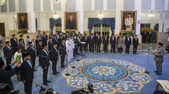 Presiden Prabowo Subianto (kanan) membacakan sumpah jabatan saat pelantikan di Istana Negara, Jakarta, Rabu (8/10/2025). Presiden Prabowo melantik Wakil Menteri Dalam Negeri Ahmad Wiyagus, Wakil Meter Kesehatan Benjamin Paulus Octavianus, Kepala Badan Pengaturan (BP) BUMN Dony Oskaria, Wakil Kepala BP BUMN Aminudin Maruf dan Teddy Barata, Asisten Khusus Presiden bidang komunikasi dan analisa kebijakan Dirgayuza Setiawan, Asisten Khusus Presiden bidang analisa data strategis Agung Gumilar Saputra, serta Ketua Komite Eksekutif Percepatan Pembangunan Otonomi Khusus Papua Velix Vernando Wanggai. ANTARA FOTO/Galih Pradipta/YU