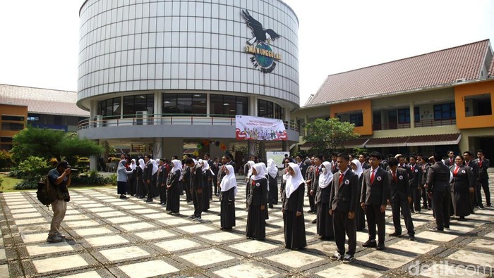 Siswa mengikuti kegiatan belajar mengajar di SMAN Unggulan MH Thamrin, Cipayung, Jakarta Timur, Rabu (8/10/2025). SMAN Unggulan MH Thamrin menjadi salah satu dari 12 sekolah di Indonesia yang bertransformasi menjadi program Sekolah Garuda dengan jumlah siswa 264 orang yang memiliki kurikulum Nasional, Olimpiade, dan Internasional Cambridge.