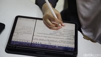 SMANU MH Thamrin setelah bertranformasi menjadi Sekolah Garuda, kurikulum yang diterapkan tetap sama. Sekolah unggulan ini memiliki tiga jenis kurikulum, yakni kurikulum nasional, kurikulum Cambridge, dan kurikulum olimpiade.