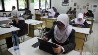 Siswa mengikuti kegiatan belajar mengajar di SMAN Unggulan MH Thamrin. SMA ini dari awal telah menjadi sekolah negeri unggulan Provinsi DKI Jakarta. Sekolah Garuda sendiri terdiri dari dua jenis, yakni sekolah tranformasi dari sekolah yang sudah ada dan sekolah baru. Adapun SMANU MH Thamrin termasuk ke dalam sekolah tranformasi.