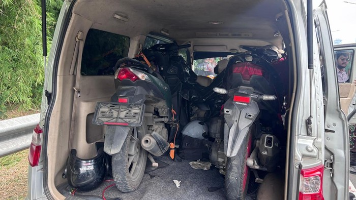 Prajurit TNI menangkap mobil ugal-ugalan di Tol Kebon Jeruk yang ternyata membawa motor curian.