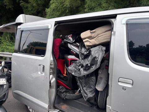 Prajurit TNI menangkap mobil ugal-ugalan di Tol Kebon Jeruk yang ternyata membawa motor curian.