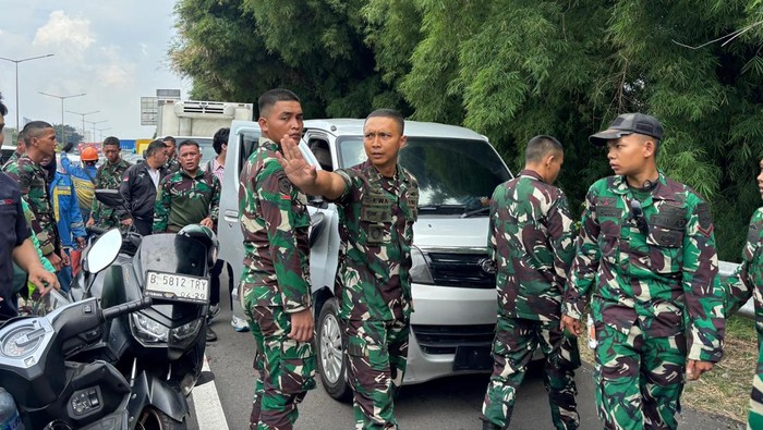 Prajurit TNI menangkap mobil ugal-ugalan di Tol Kebon Jeruk yang ternyata membawa motor curian.