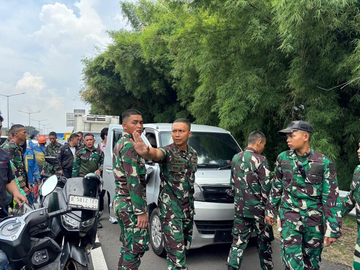 Prajurit TNI menangkap mobil ugal-ugalan di Tol Kebon Jeruk yang ternyata membawa motor curian.