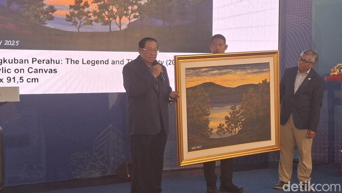 Presiden keenam RI Susilo Bambang Yudhoyono menyerahkan lukisan berjudul 