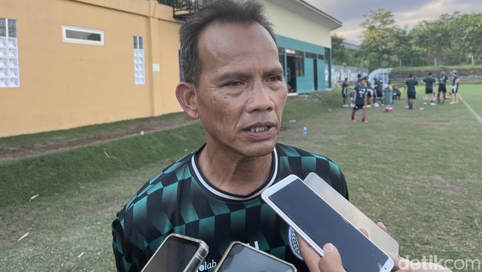 PSS Sleman Pelatih PSS Sleman, Ansyari Lubis di Lapangan Pakembinangun, Sleman, Rabu (8/10/2025).