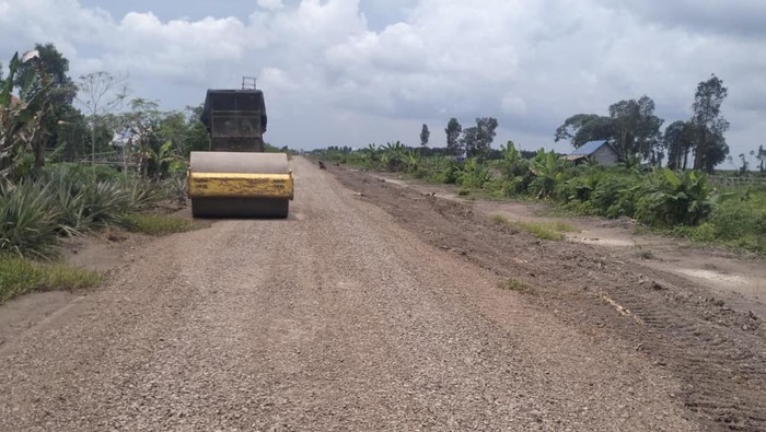 PT BAP memberikan dukungan infrastruktur berupa pengerasan jalan menggunakan batu koral sepanjang 3,2 Kilometer di OKI