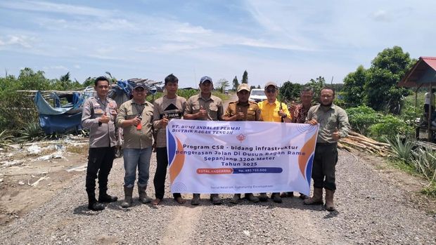 PT BAP memberikan dukungan infrastruktur berupa pengerasan jalan menggunakan batu koral sepanjang 3,2 Kilometer di OKI