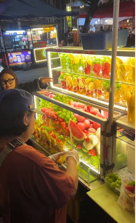 Viral Rujak Kaki Lima Isi Anggur Muscat.