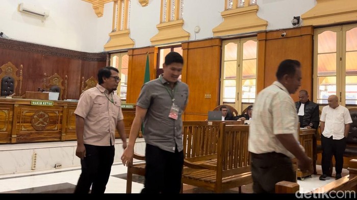 Saksi Ryan Muhammad (tengah) menjadi saksi di sidang korupsi proyek jalan di PN Medan. (Foto: Kartika Sari).