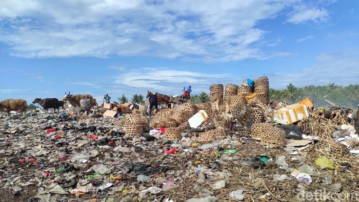 Sampah menumpuk di Gili Trawangan, Lombok Utara, NTB, beberapa waktu lalu. (Foto: Nathea Citra/detikBali)