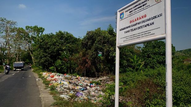 Sampah menumpuk di sepanjang jalan Desa Babussalam, Kecamatan Gerung, Lombok Barat, Selasa (7/10/2025). (M. Zahiruddin/detikBali)