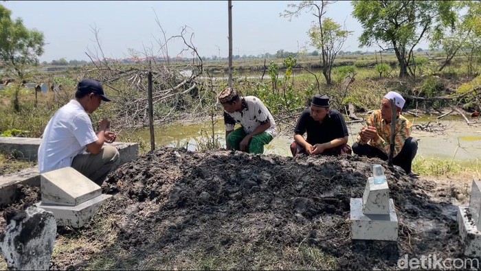 Santri Ponpes Al Khoziny dimakamkan di samping pusara ayah