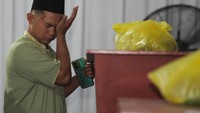 Keluarga korban menangis di samping peti jenazah korban runtuhnya mushala Ponpes Al Khoziny di Rumah Sakit Bhayangkara H.S. Samsoeri Mertojoso, Surabaya, Selasa (7/10/2025). Jenazah yang telah teridentifikasi diserahkan kepada keluarga untuk dimakamkan. ANTARA FOTO/Didik Suhartono