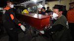 Satu per Satu Korban Ponpes Al Khoziny Dikenali, Keluarga Menangis Pilu