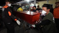 Petugas mengusung peti jenazah korban runtuhnya mushala Ponpes Al Khoziny untuk dishalatkan di Rumah Sakit Bhayangkara H.S. Samsoeri Mertojoso, Surabaya, Selasa (7/10/2025). Sebanyak 33 jenazah lainnya masih dalam proses identifikasi melalui tes DNA. ANTARA FOTO/Didik Suhartono