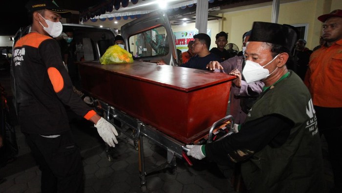 Sejumlah kerabat korban berada di tenda untuk menunggu hasil identifikasi jenazah korban runtuhnya bangunan mushala Pondok Pesantren (Ponpes) Al Khoziny, di Rumah Sakit Bhayangkara H.S. Samsoeri Mertojoso, Surabaya, Jawa Timur, Selasa (7/10/2025). Pada Selasa (7/10) Tim Disaster Victim Identification (DVI) Polda Jawa Timur berhasil mengidentifikasi 17 jenazah korban runtuhnya bangunan mushala Pondok Pesantren (Ponpes) Al Khoziny, Buduran, Sidoarjo, untuk selanjutnya diserahkan kepada keluarganya. ANTARA FOTO/Didik Suhartono/foc.