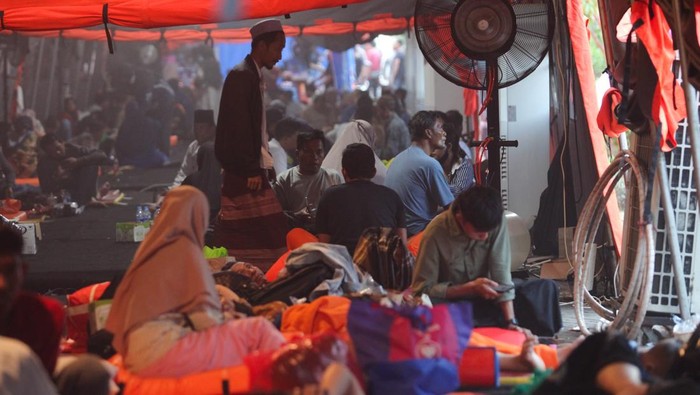 Sejumlah kerabat korban berada di tenda untuk menunggu hasil identifikasi jenazah korban runtuhnya bangunan mushala Pondok Pesantren (Ponpes) Al Khoziny, di Rumah Sakit Bhayangkara H.S. Samsoeri Mertojoso, Surabaya, Jawa Timur, Selasa (7/10/2025). Pada Selasa (7/10) Tim Disaster Victim Identification (DVI) Polda Jawa Timur berhasil mengidentifikasi 17 jenazah korban runtuhnya bangunan mushala Pondok Pesantren (Ponpes) Al Khoziny, Buduran, Sidoarjo, untuk selanjutnya diserahkan kepada keluarganya. ANTARA FOTO/Didik Suhartono/foc.