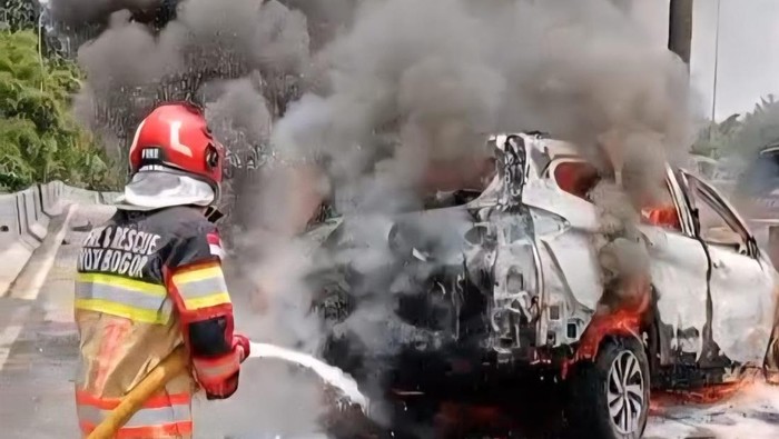 Satu unit mobil terbakar di Km 41 Tol Jagorawi jelang GT Ciawi 2 Kota Bogor.