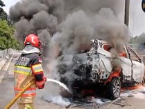 Video: Mobil Kecelakaan hingga Terbakar di Tol Jagorawi