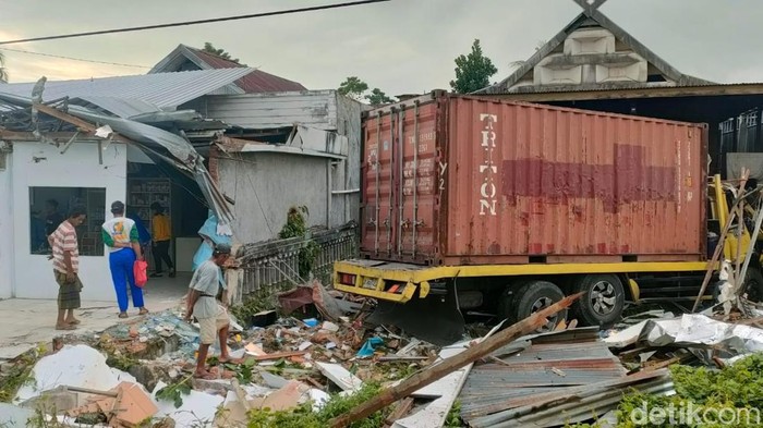 Sebuah truk kontainer di Polman menabrak apotek hingga ambruk.