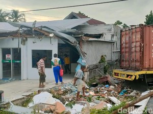 Pengakuan Sopir Truk Kontainer Tabrak Apotek hingga Ambruk di Polman