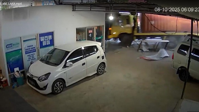 Sebuah truk kontainer di Polman menabrak apotek hingga ambruk.