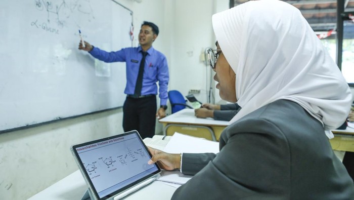 Siswa belajar mengikuti ujian seleksi Internasional Cambridge di SMAN Unggulan MH Thamrin, Cipayung, Jakarta Timur, Rabu (8/10/2025). SMAN Unggulan MH Thamrin menjadi salah satu dari 12 sekolah di Indonesia yang bertransformasi menjadi program Sekolah Garuda dengan jumlah siswa 264 orang yang memiliki kurikulum Nasional, Olimpiade, dan Internasional Cambridge. ANTARA FOTO/Asprilla Dwi Adha/bar