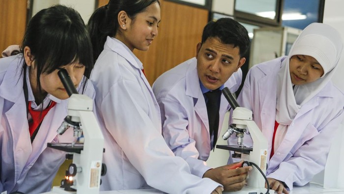 Siswa belajar mengikuti ujian seleksi Internasional Cambridge di SMAN Unggulan MH Thamrin, Cipayung, Jakarta Timur, Rabu (8/10/2025). SMAN Unggulan MH Thamrin menjadi salah satu dari 12 sekolah di Indonesia yang bertransformasi menjadi program Sekolah Garuda dengan jumlah siswa 264 orang yang memiliki kurikulum Nasional, Olimpiade, dan Internasional Cambridge. ANTARA FOTO/Asprilla Dwi Adha/bar