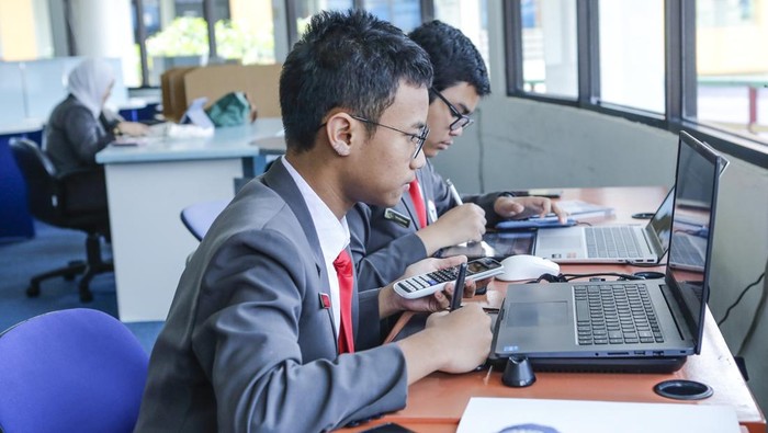 Siswa belajar mengikuti ujian seleksi Internasional Cambridge di SMAN Unggulan MH Thamrin, Cipayung, Jakarta Timur, Rabu (8/10/2025). SMAN Unggulan MH Thamrin menjadi salah satu dari 12 sekolah di Indonesia yang bertransformasi menjadi program Sekolah Garuda dengan jumlah siswa 264 orang yang memiliki kurikulum Nasional, Olimpiade, dan Internasional Cambridge. ANTARA FOTO/Asprilla Dwi Adha/bar