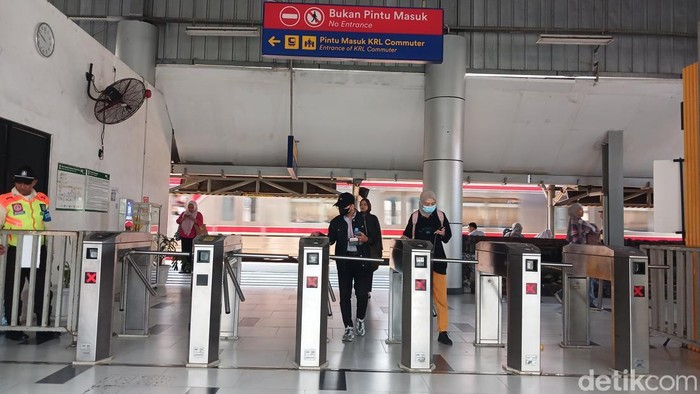 Stasiun Pondok Ranji, Tangerang Selatan, tampak lengang pada hari Rabu (8/10/2025) pukul 09.50 WIB.