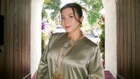 Shaloom Razade mengaku Wulan Guritno membebaskan berkarya, tapi dengan tahu batasan. Mama lebih kayak ya sudahlah kamu sudah gede, lakukan apa yang kamu inginkan. Tapi seperti untuk hal-hal tertentu dia juga akan memiliki batasan kayak scene-scene vulgar, aku selalu tanya ke Mama gimana nih. Soalnya akunya juga tegang ya, ujarnya dilihat di YouTube TS Media, Jumat (10/10/2025). (Foto: dok Instagram sharazaaa)